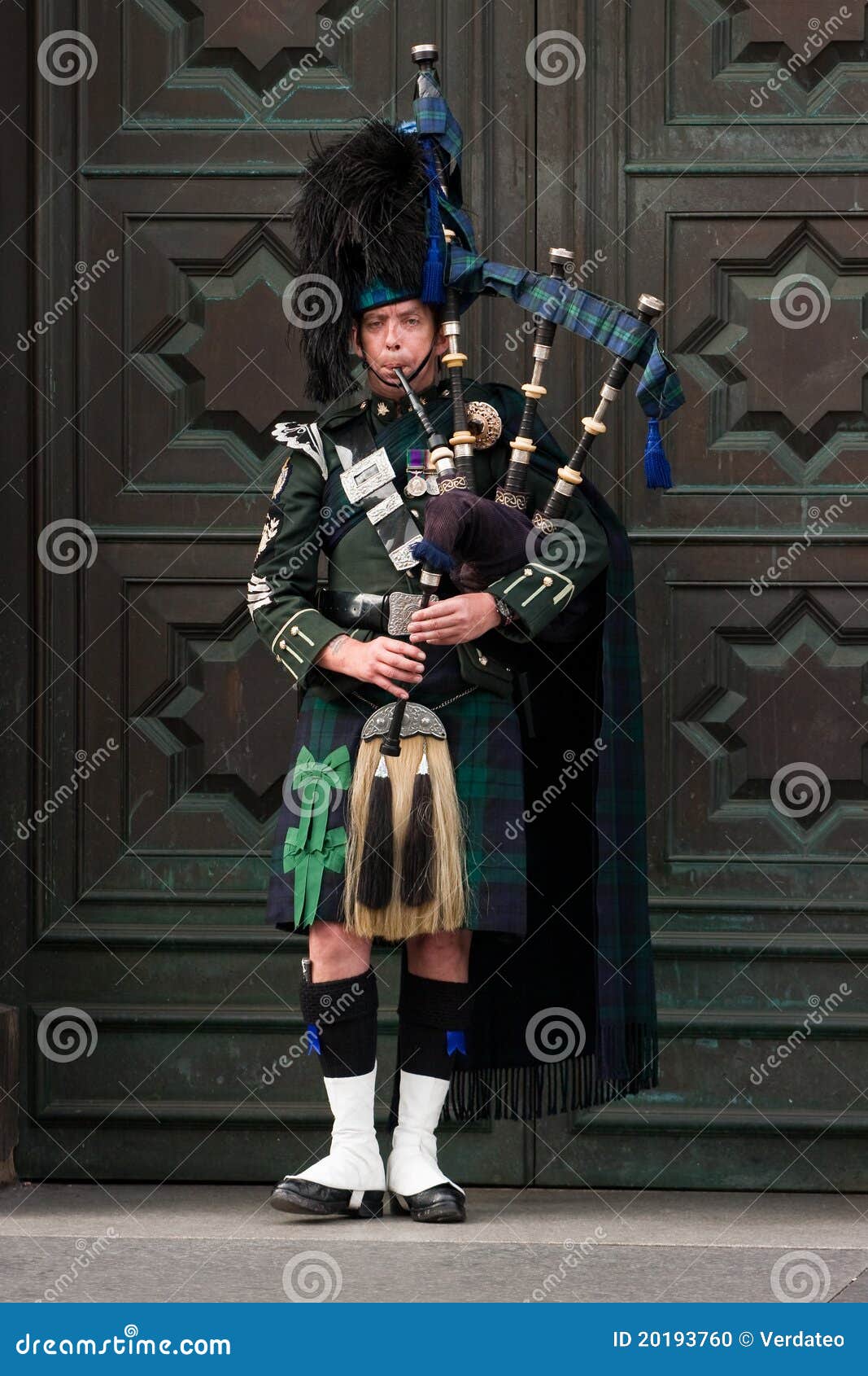 Edinburgh street bagpiper editorial image. Image of male 20193760