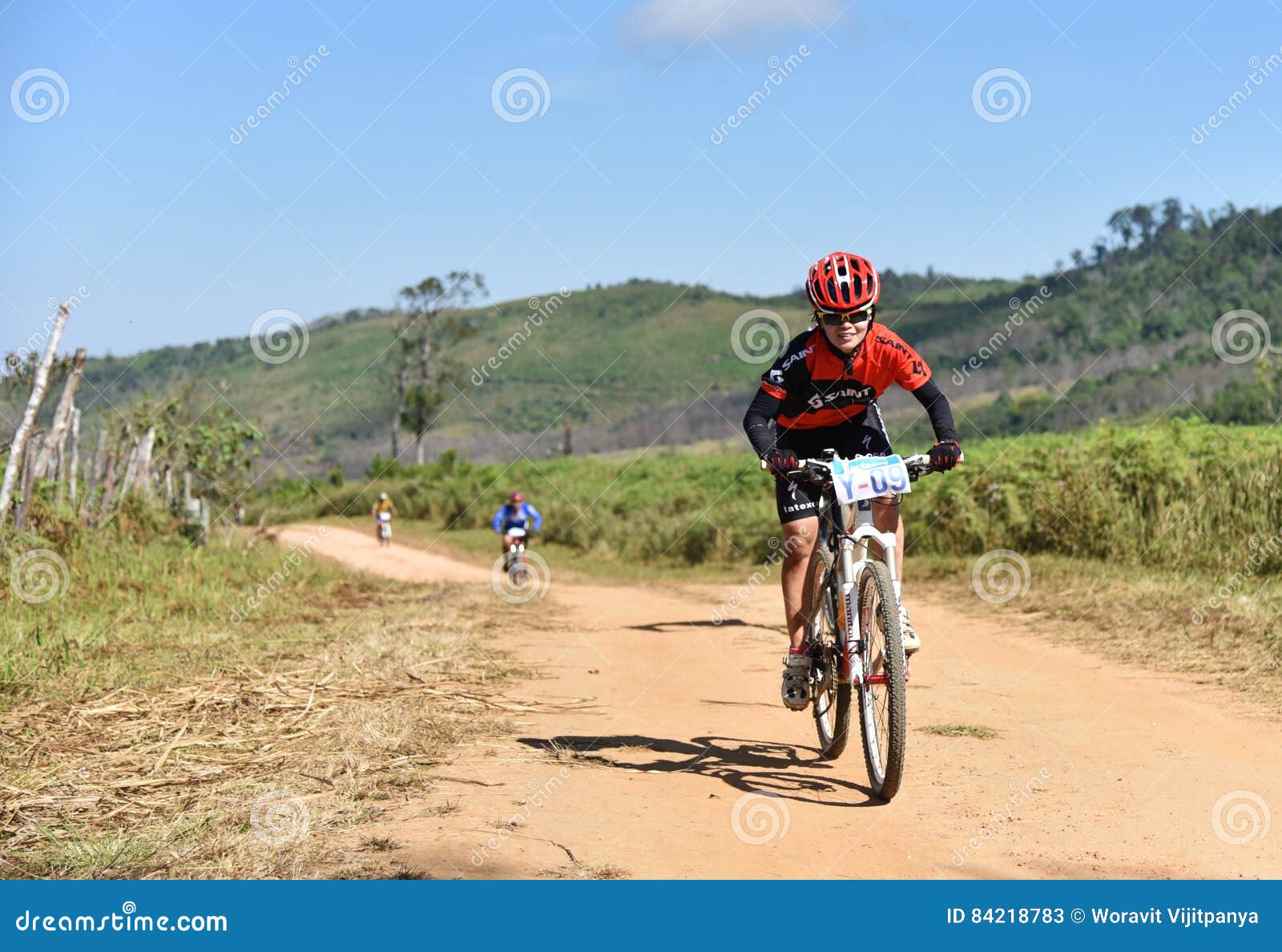 Editable vectorillustratie. De leden van fiets rennen de concurrentie die in het platteland in Dansai Thailand 25-12-2016 overgaan