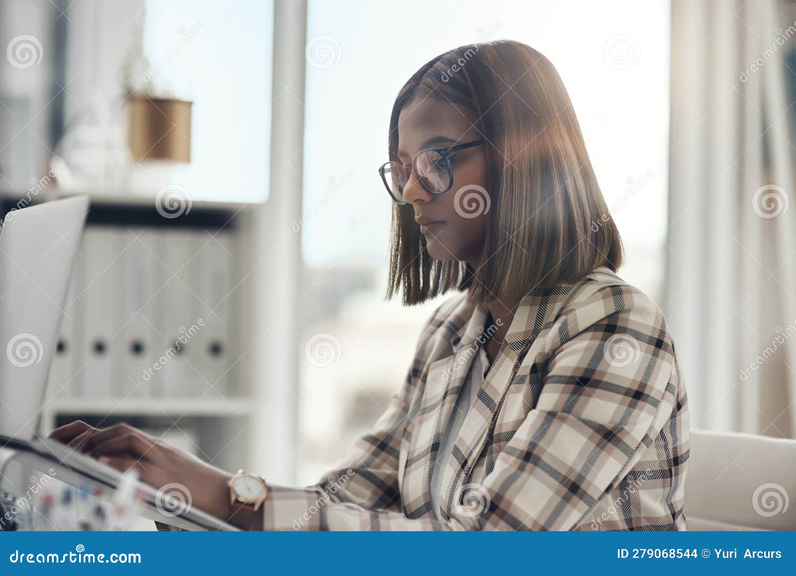 Mulher laptop e retrato de estúdio para digitar comunicação ou