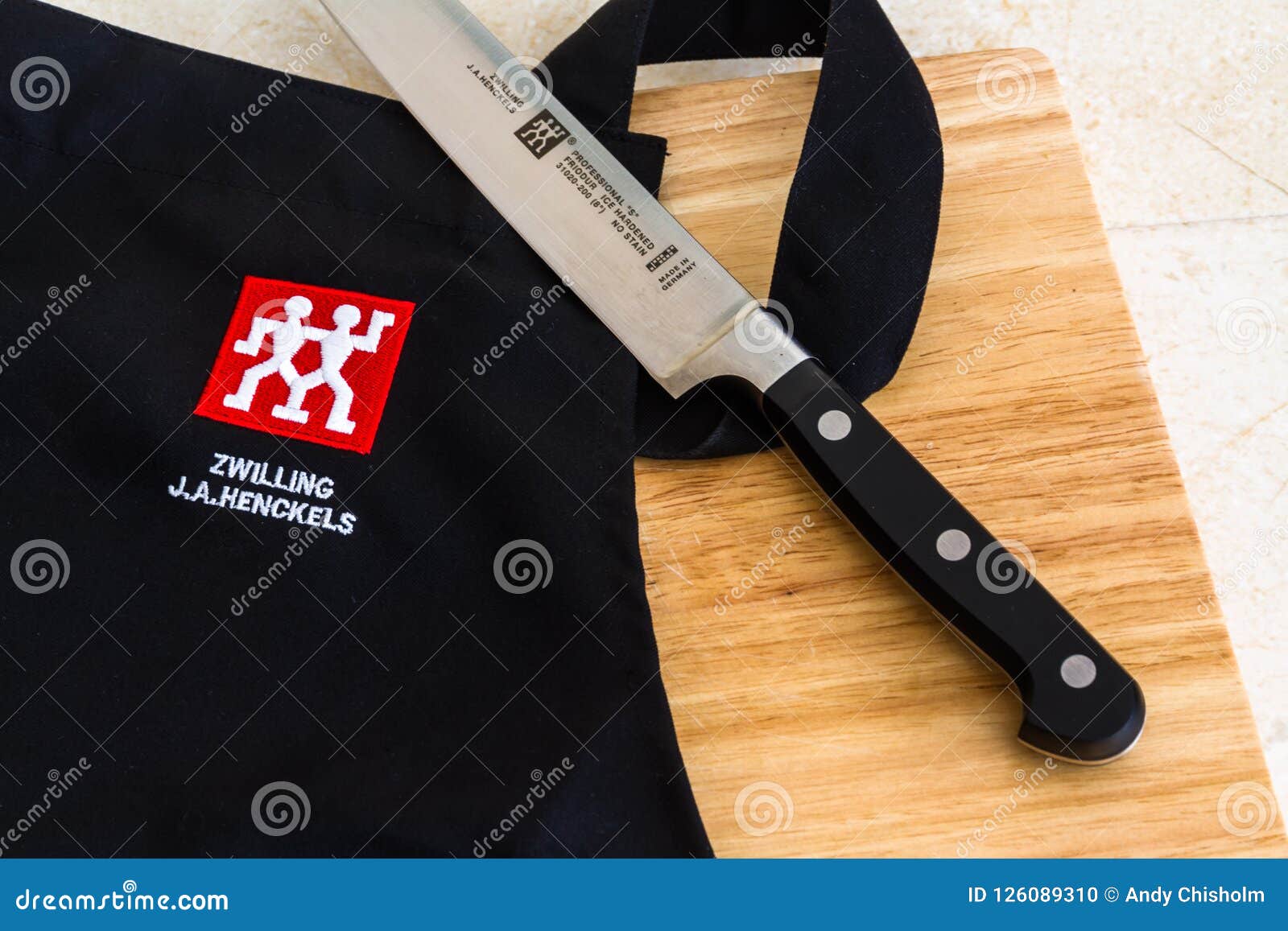 Editorial Ilustrativo De Zwilling J A Cuchillo De Cocina De Henckels A Imagen Editorial Imagen De Delantal Madera