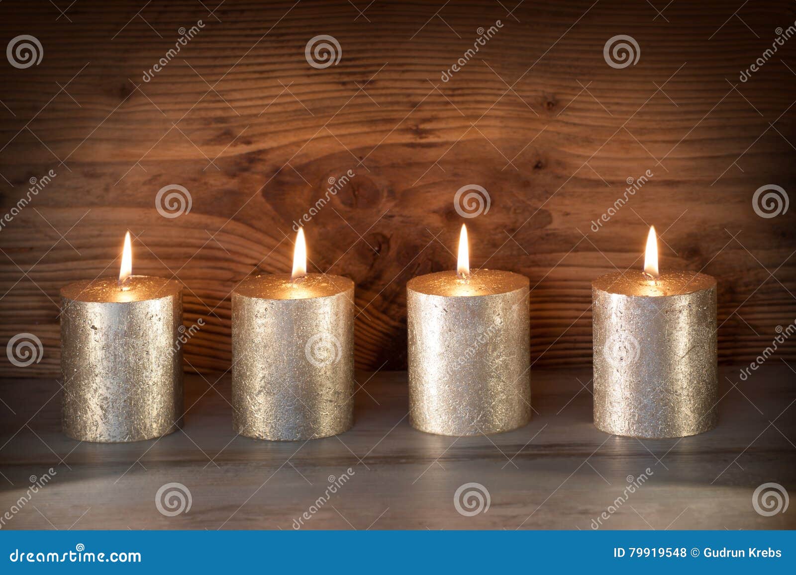 Edle Kerzen Gegen Einen Hintergrund Des Holzes Stockfoto - Bild von  dekorationen, viertes: 79919548