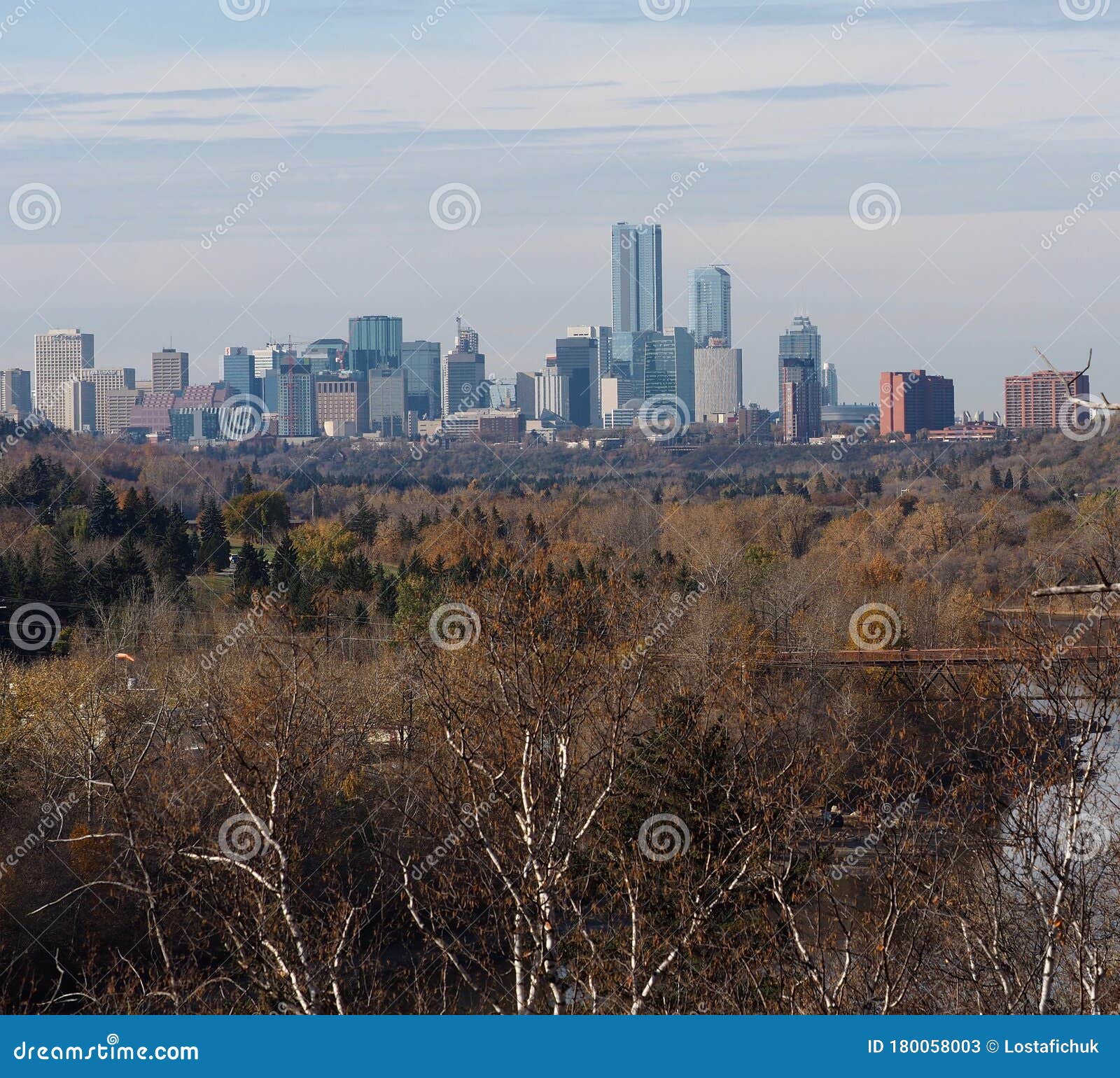 Edmonton Alberta Skyline O Cityscape. Paesaggio urbano o skyline di edifici moderni nel centro di Edmonton Alberta contro il cielo azzurro con nuvole leggere e un parco in primo piano