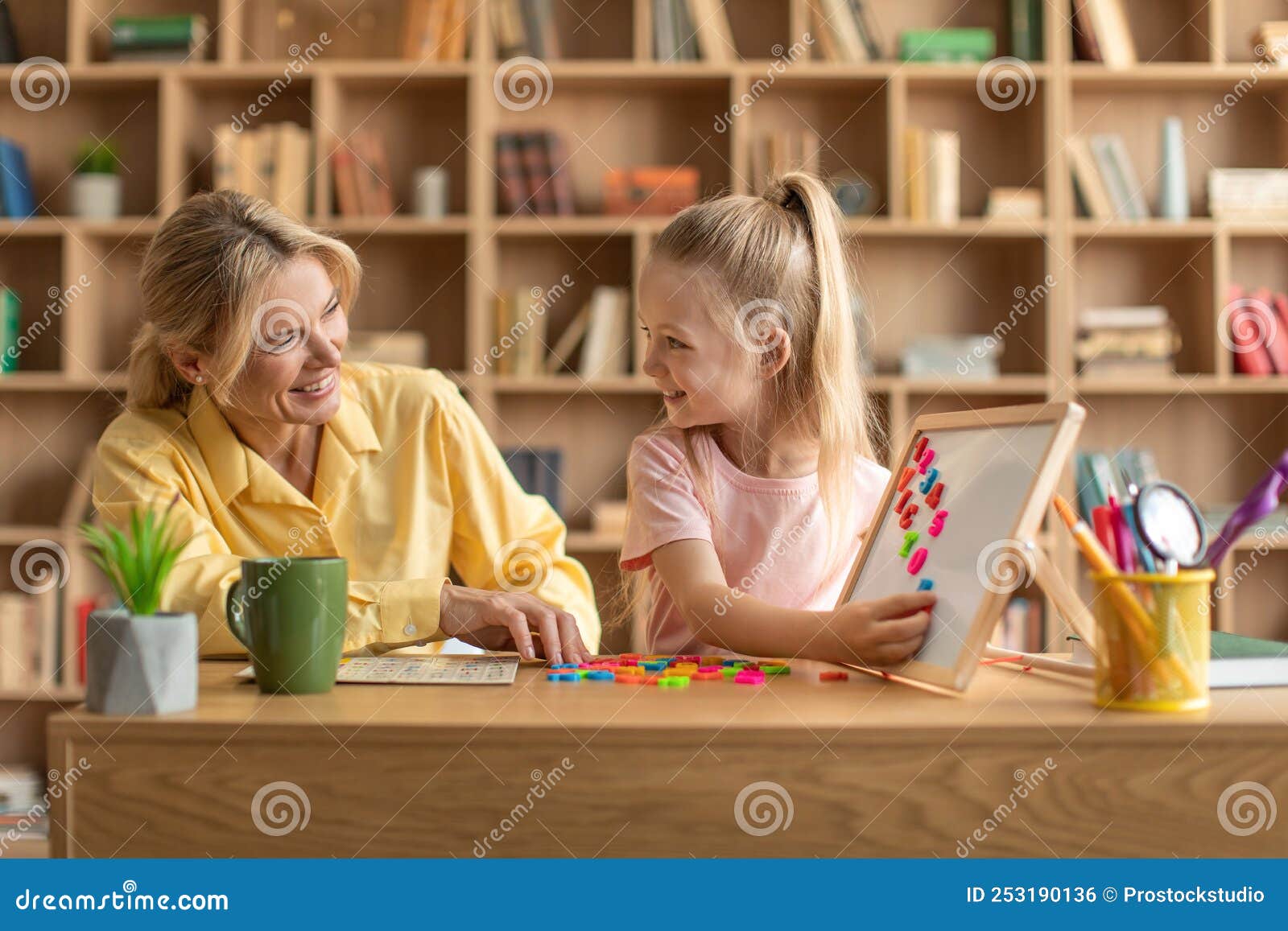 Foto Professora caucasiana bonita fazendo atividade com crianças