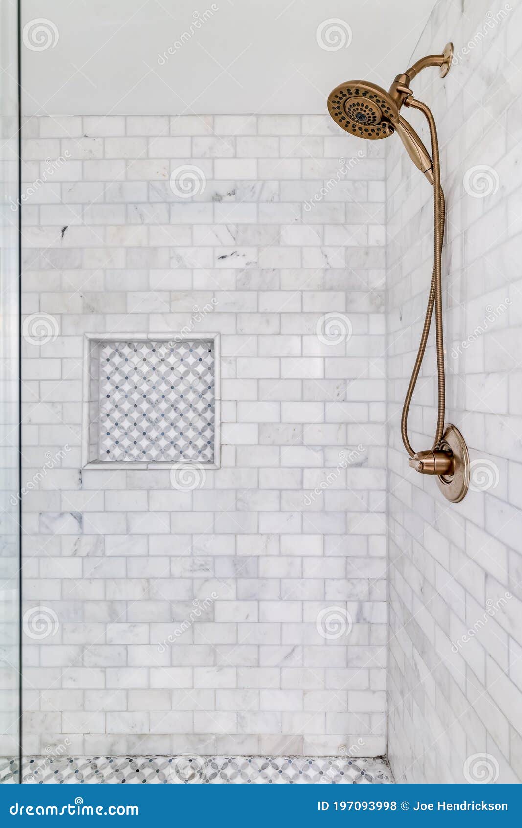 Een Aangepaste Douche Met Gouden Foto - Image of decoratie, leeg: 197093998