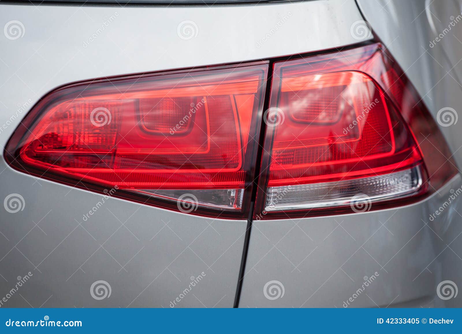 Een Achterlicht Op Een Moderne Auto Stock Afbeelding of vervoer, einde: 42333405