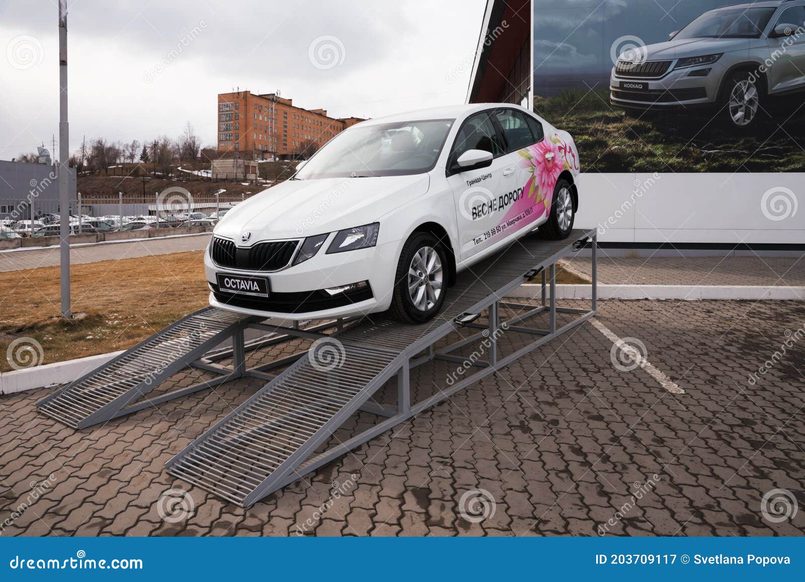 Een Auto Met Een Advertentie Op De Achterkant Staat Op Een Podium Een Autohandelaar Op Een Lente Straat . Redactionele Fotografie - Image of modern, aandrijving: 203709117