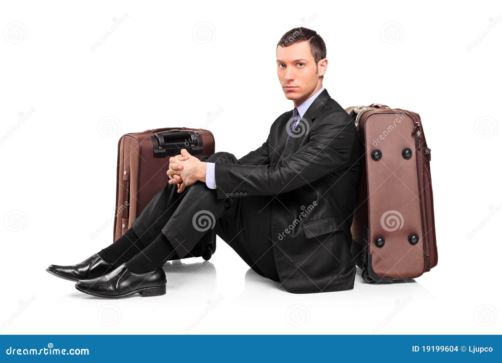 Муж выгоняет из дома что делать. Мужчина с чемоданом у дома. Чемодан телохранителя. Мужчина уходит из дома с чемоданом. Выгнали из дома.