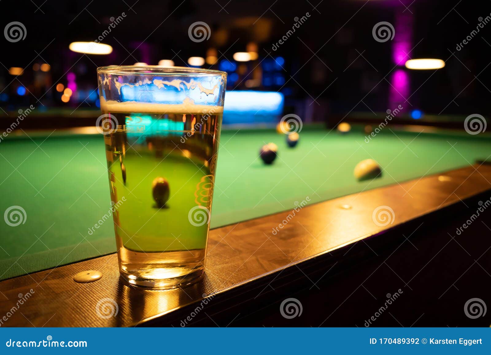 Een Billiardparlor Op De Spoorstaaf Pooltafel Een Glas Met Een Bier Stock Foto - Image of bier, glas: 170489392