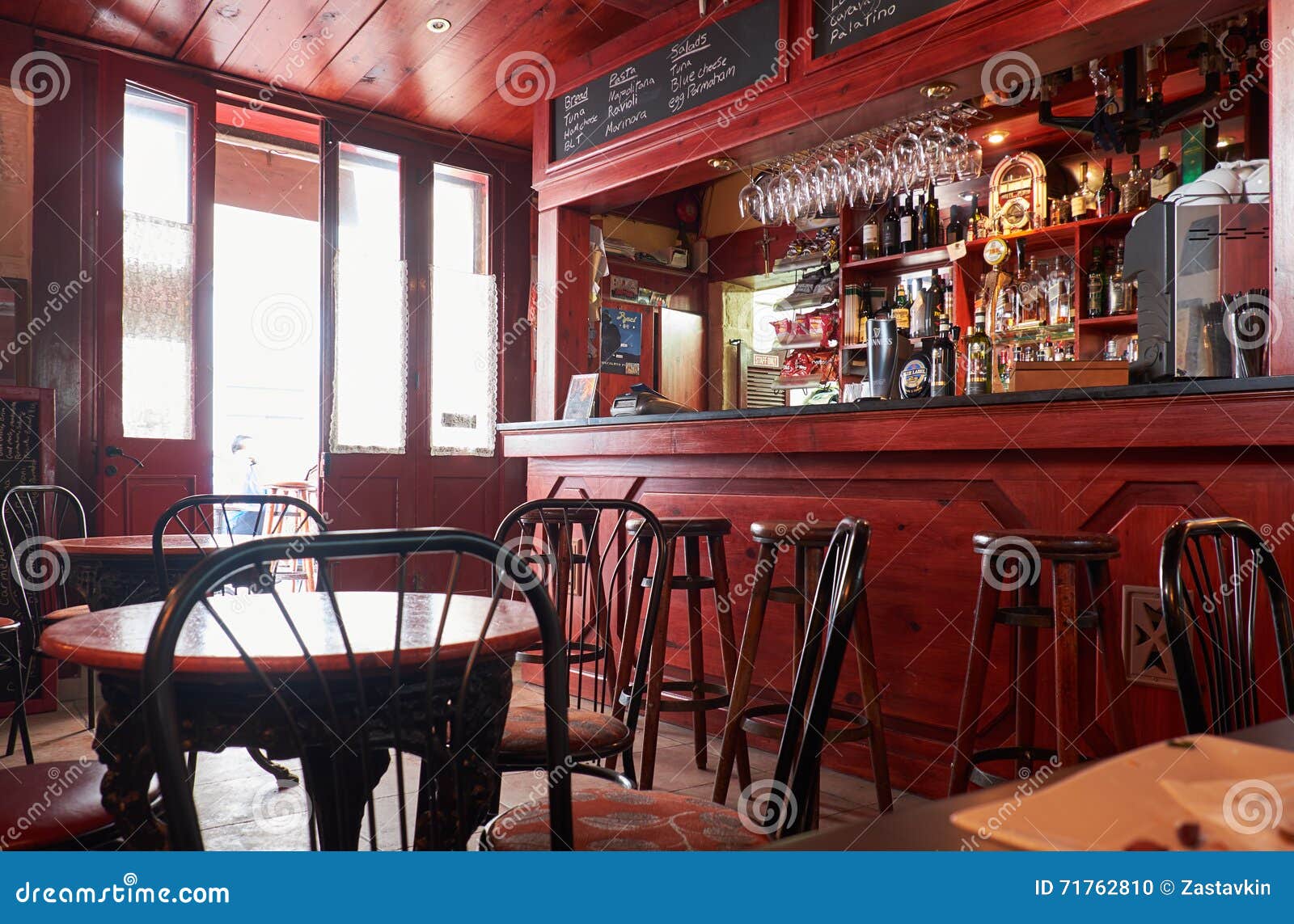 Een binnenland van een koffie dichtbij Lagere Barrakka tuiniert, Valletta. Valletta, MALTA - JULI 25, 2015: Een comfortabel binnenland van een koffie op de Lvant-straat dichtbij Lagere Barrakka tuiniert, Valletta, Malta