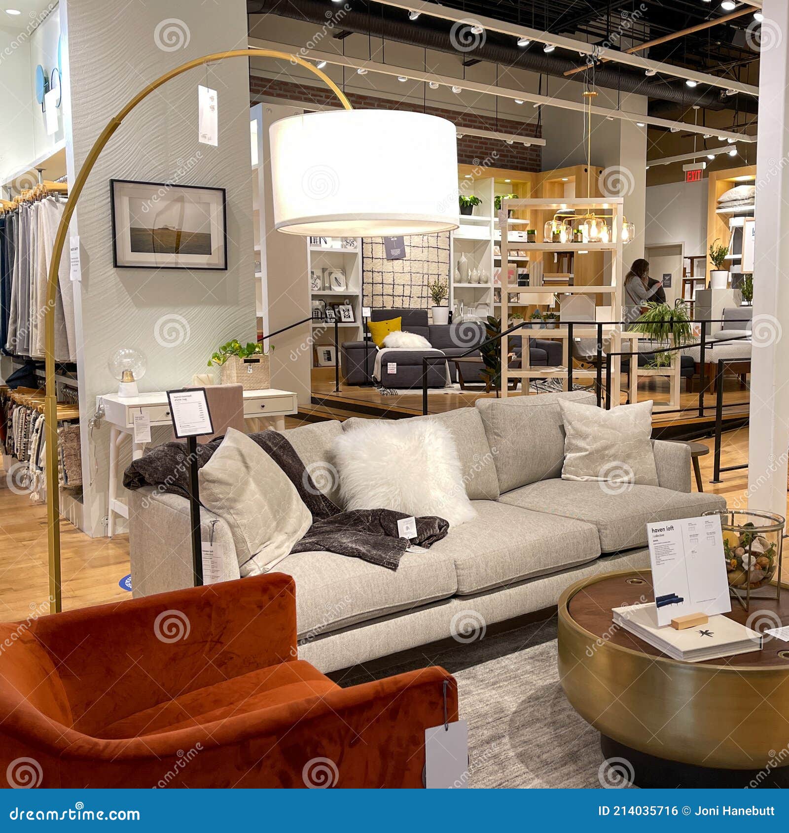 Een Couchstoel En Tafels Zijn Te Zien Op Een Moderne Meubelwinkel Op West Elm in Orlando Florida . Foto - Image of huis, laag: 214035716