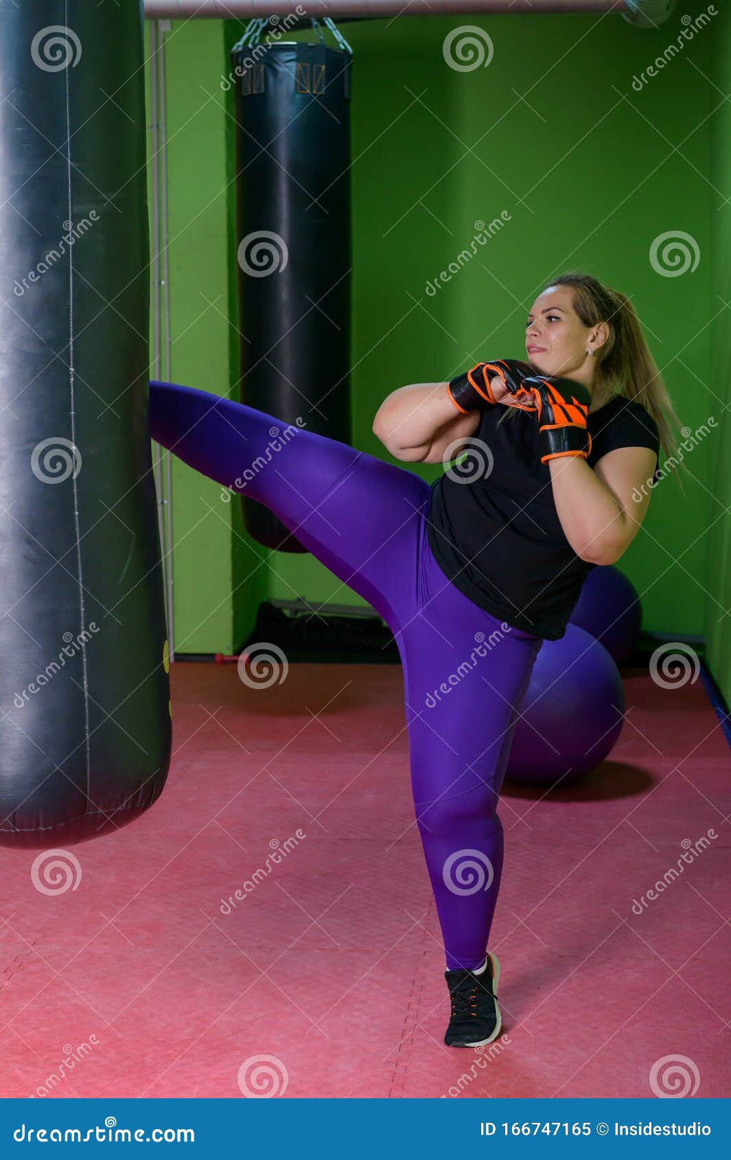 Dikke Vrouw Probeert Gewicht Te Verliezen Door Kickboxen Te Doen in De Gym Een Meisje in Bokshandschoenen Steekt Een Slagtasj Stock Afbeelding - Image of actief, 166747165