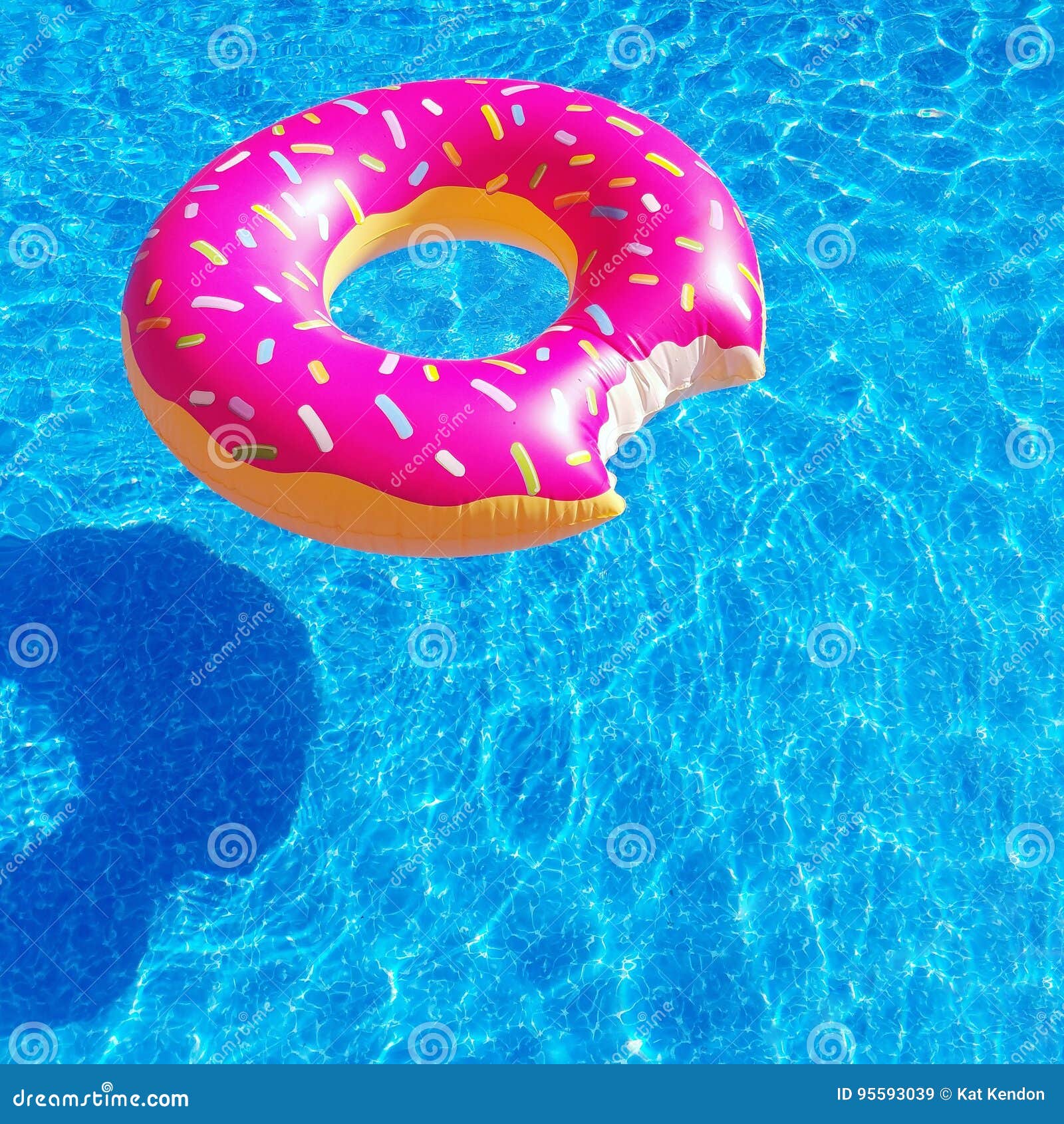 Een Doughnut Opblaasbaar Vlot Een Zwembad Stock Afbeelding - Image of achtergrond, zwemmen: 95593039