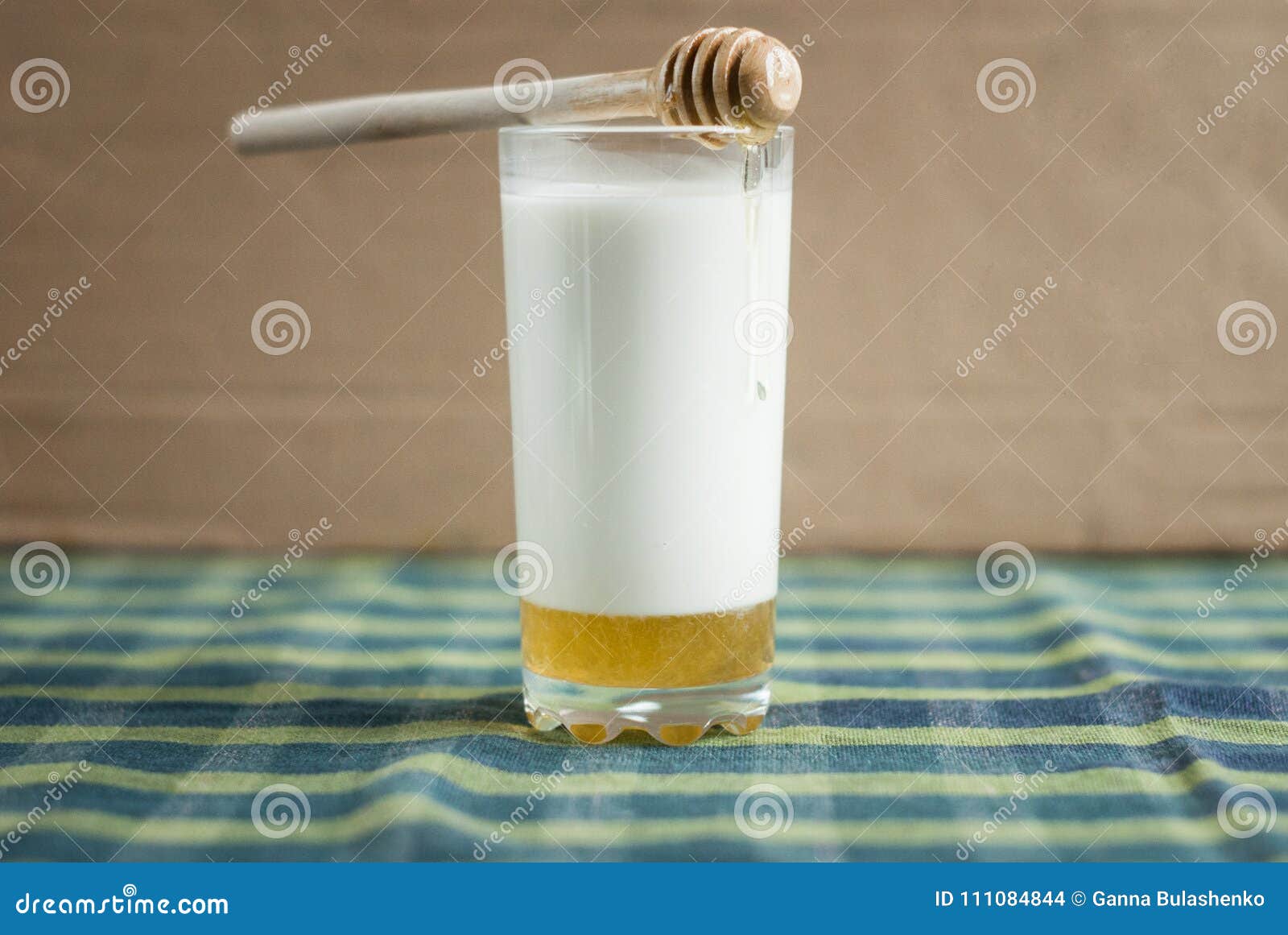 Kalmerend Veilig kin Een Glas Melk Met Honing En Houten Lepel Stock Foto - Image of kleverig,  preventie: 111084844