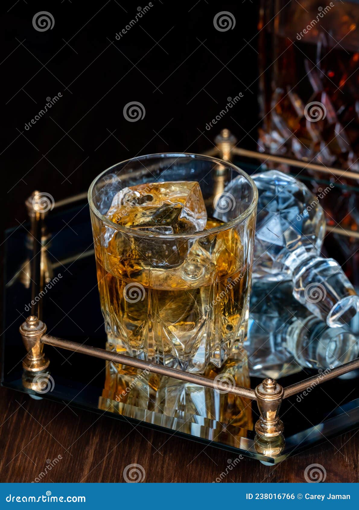 zonde Outlook wat betreft Een Glas Whisky Op Een Glazen Dienblad Tegen Een Zwarte Achtergrond. Stock  Foto - Image of cocktail, messing: 238016766