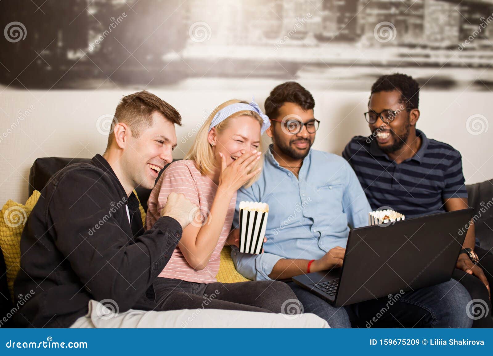Een Groep Vrienden Die De Laptop Kijken En Stock Afbeelding - Image of vrienden, plezier: 159675209