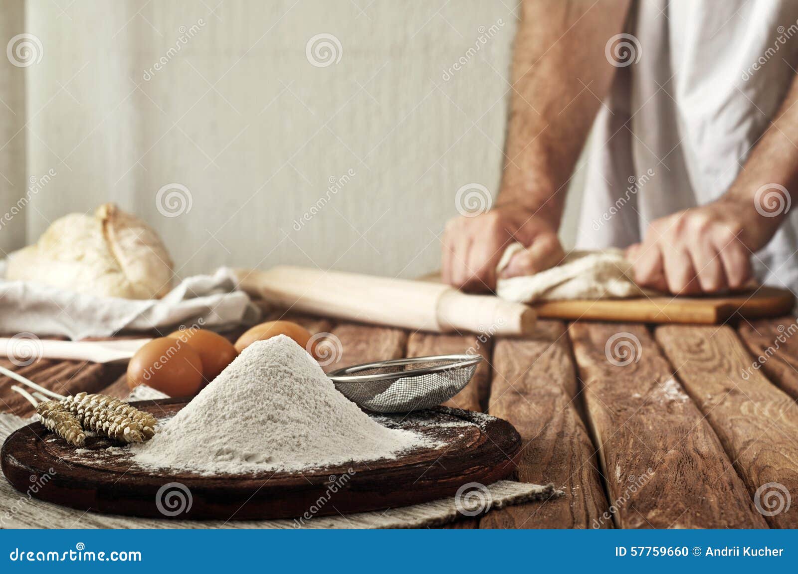 Een handvol van bloem op een rustieke keuken stock foto ... Slaapkamers aubergine kleur