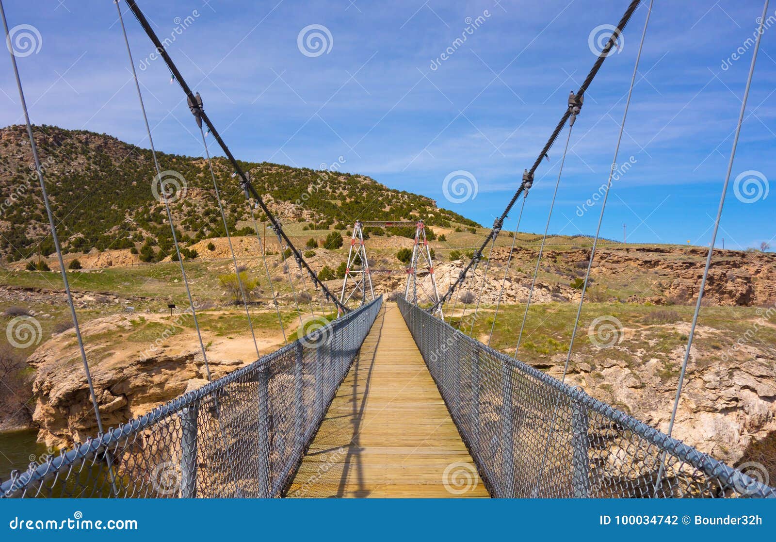Een hangbrug in Wyoming. Een lange brug zoals die bij beroemde thermopolis wordt gezien de hete lentes