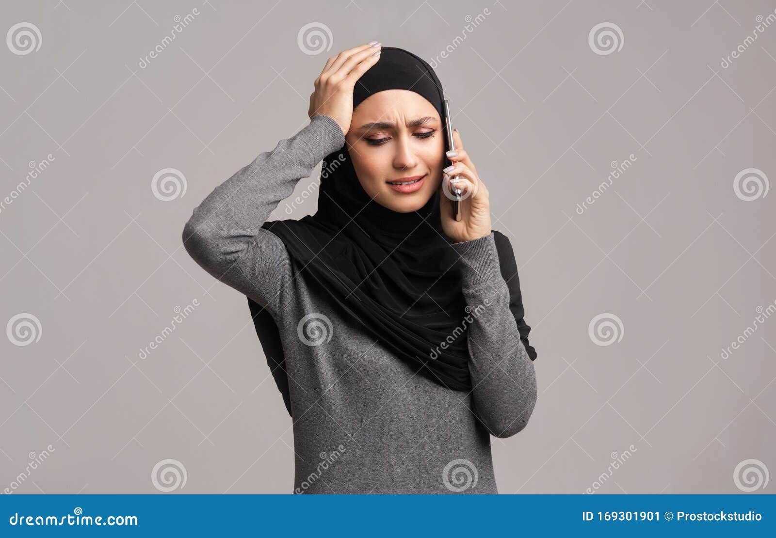 Een Huilende Vrouw in De Hoofddoek Op De Mobiele Praat En Iemand Belt Stock Afbeelding - Image of volwassen, hulp: 169301901