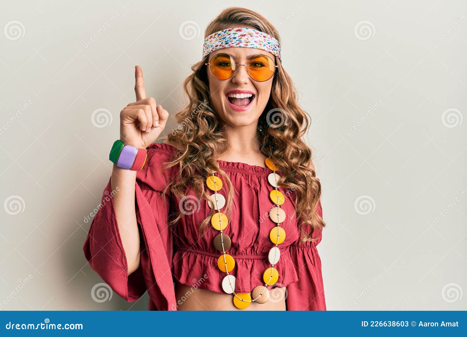Een Jong Blond Meisje Met Een Bohemaanse En Hippie Stijl Die Met Een Vinger Wijst Een Succesvol Stock Afbeelding Image of aantal, idee: 226638603