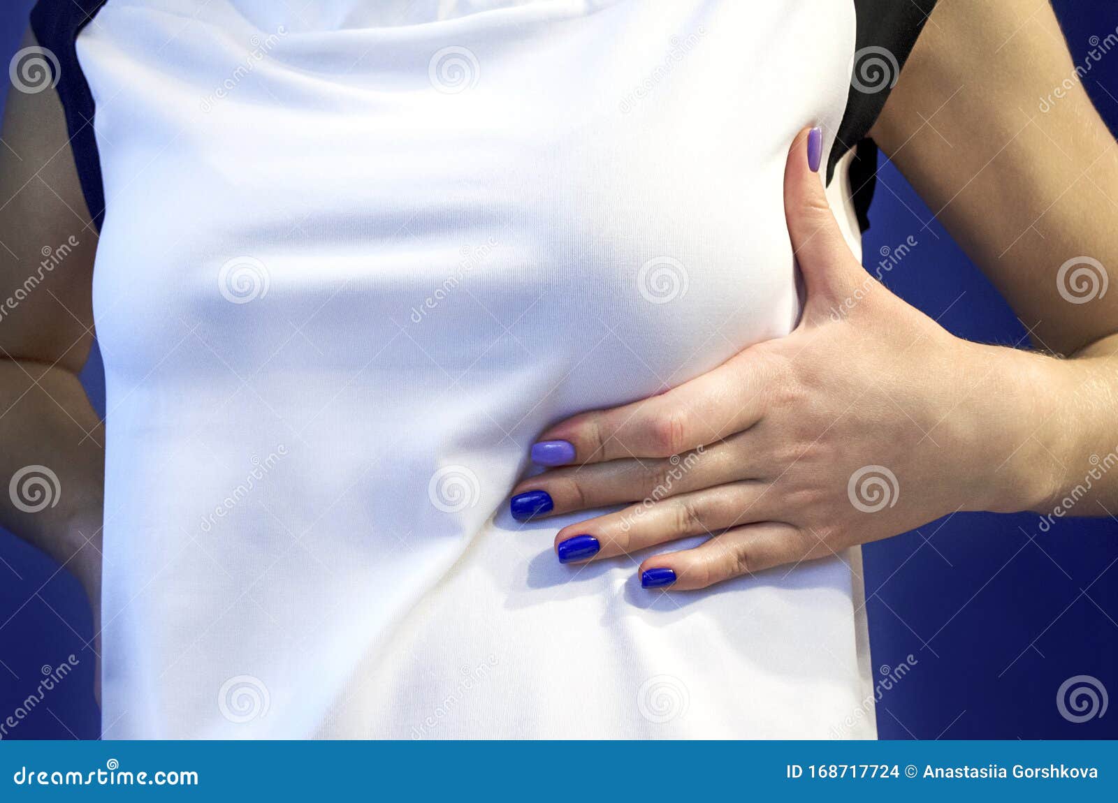 Een Jonge Vrouw Die Haar Borsten Vasthoudt Hart Stock Foto Image Of Hartklopping Zieken 