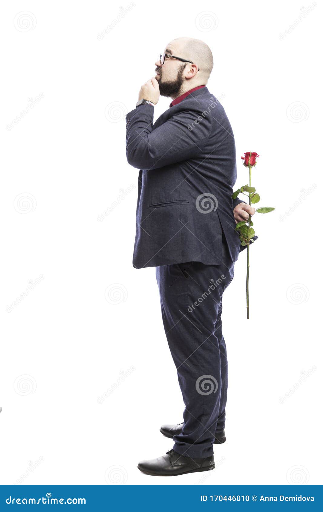 Een Kale Man Met Een Baard Houdt Een Rode Roos Achter Zijn Rug En Kijkt Op Gedrukt In Een Formele Rechtszaak Volledige Groei Geïs Stock Foto - Image Of Zakenman, Bloem: 170446010