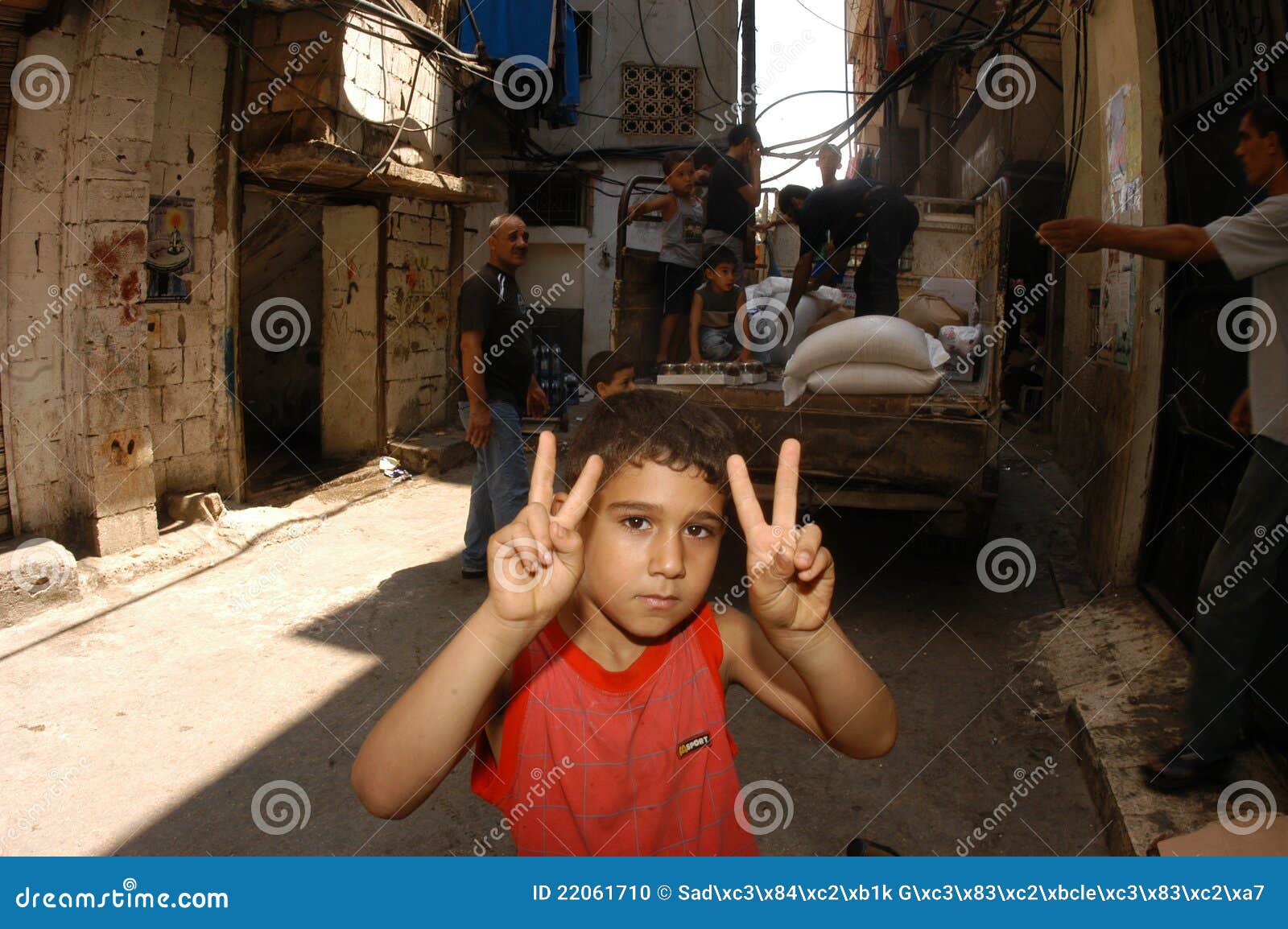 Een kind in Palestijns Kamp. Het Palestijnse Kamp van Shatila in Beiroet, Libanon. De slachting Sabra en Shatila vond in de Sabra en Shatila Palestijnse vluchtelingskampen plaats in Beiroet, Libanon tussen 16 September en 18 September, 1982, tijdens de Libanese burgeroorlog