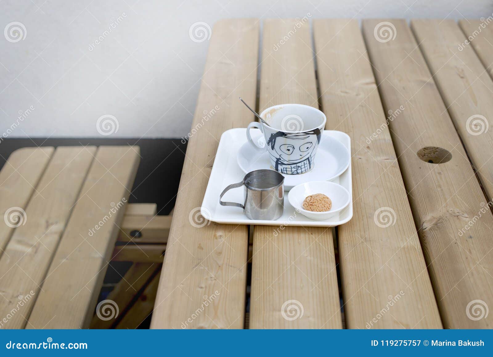 Een Klein Dienblad Met Een Kop Van Op Een Houten Buiten Een Koffie Ontbijt Stock Afbeelding - Image of uitgedrukt, ontbijt: 119275757