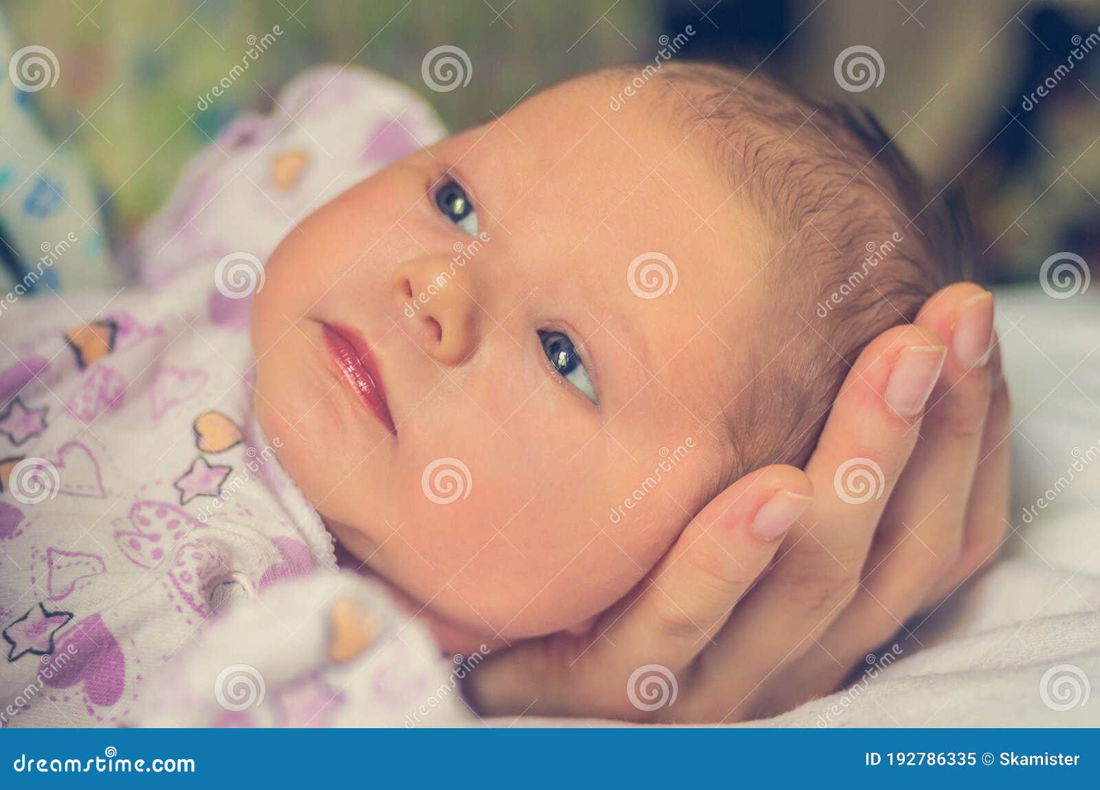 Picasso maat bout Een Klein Hoofd Van Een Pasgeboren Baby Wordt in De Hand Van De Moeder  Geplaatst . Stock Afbeelding - Image of gezond, moederschap: 192786335