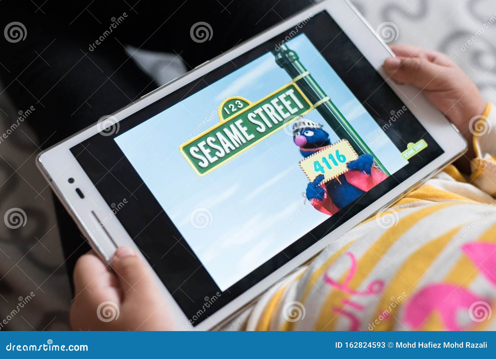 uitlaat aanraken Onverenigbaar Een Klein Meisje Dat Sesamstraat Verspilt Op Een Digitale Tablet Redactionele Stock Foto - Image of redactie, familie: 162824593 uitlaat aanraken Onverenigbaar Een Klein Meisje Dat Sesamstraat Verspilt Op Een Digitale Tablet Redactionele Stock Foto - Image of redactie, familie: 162824593