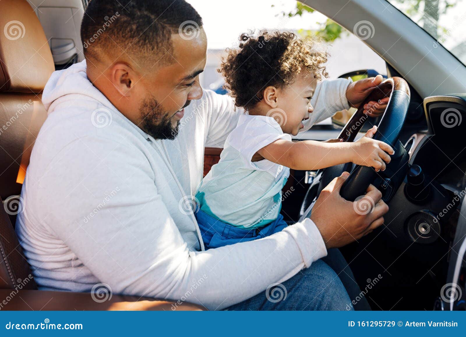 erosie studio nederlaag Een Kleine Jongen Die Op De Schoot Van Zijn Vader Zit in Een Auto Stock  Afbeelding - Image of familie, voertuig: 161295729