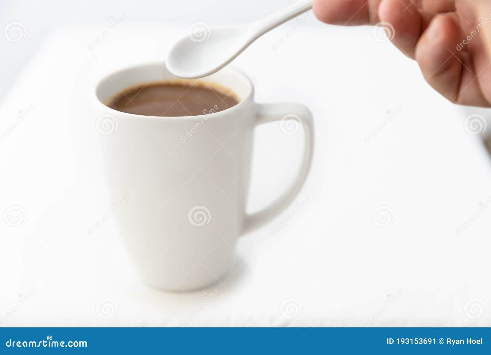 Een Kopje Koffie Amerikaanse Stijl Aanroeren Stock Afbeelding - Image of ochtend, restaurant: 193153691