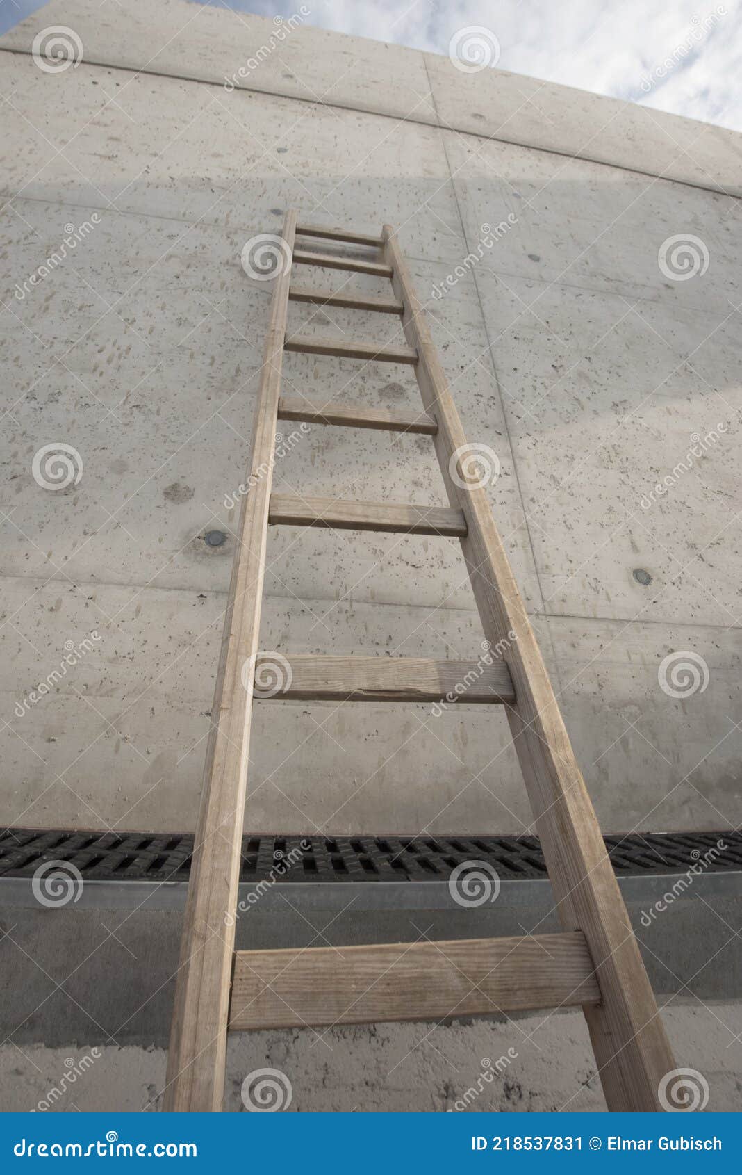 strijd Giet defect Een Ladder Om Op Te Klimmen Stock Afbeelding - Image of industrieel,  plaats: 218537831