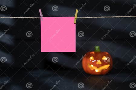 Een Lantaarn Maken Van Verse Pompoen Voor Halloween Stock Foto - Image ...