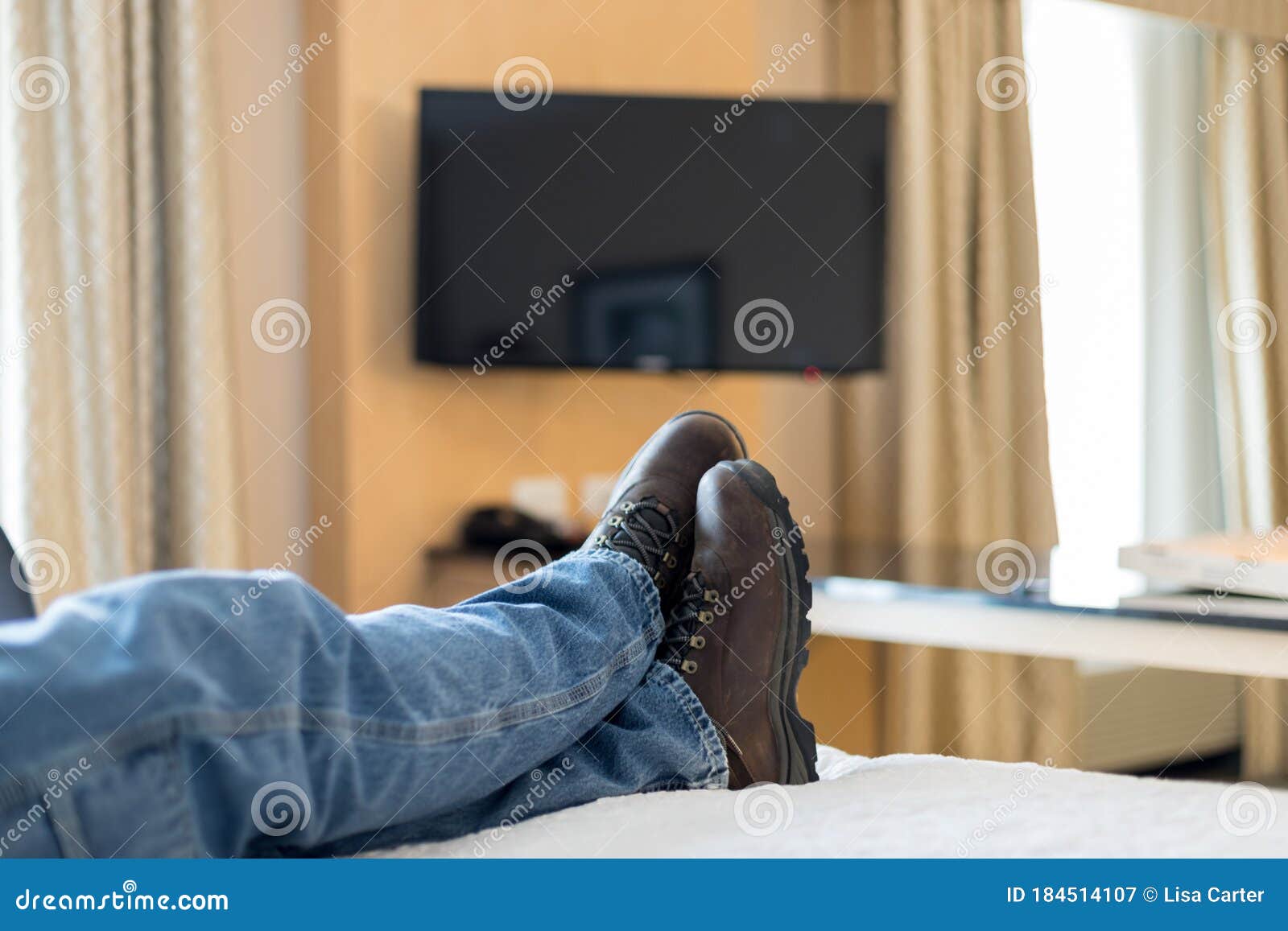 verdieping Verwaand Chronisch Een Man Die Op Bed Met Laarzen En Spijkerbroeken Ontspannen is. Stock  Afbeelding - Image of comfortabel, flat: 184514107