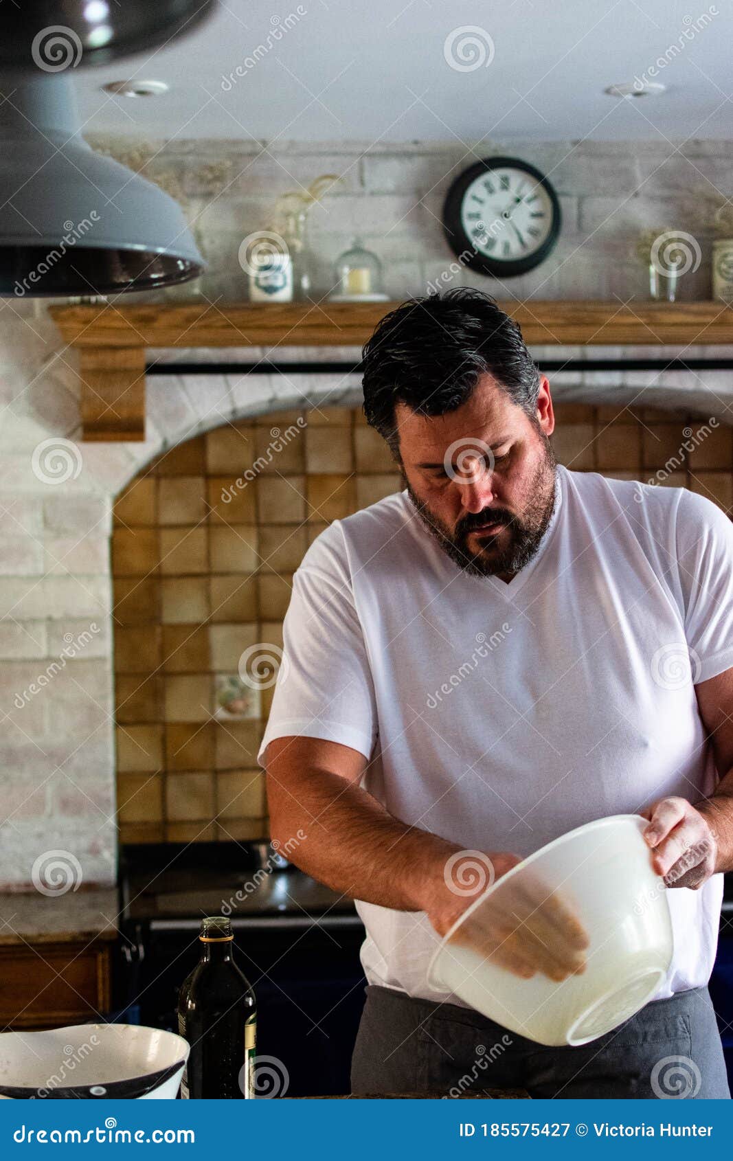 Een Die in Zijn Keuken Koken En Stock Afbeelding - Image of vers, levensstijl: 185575427