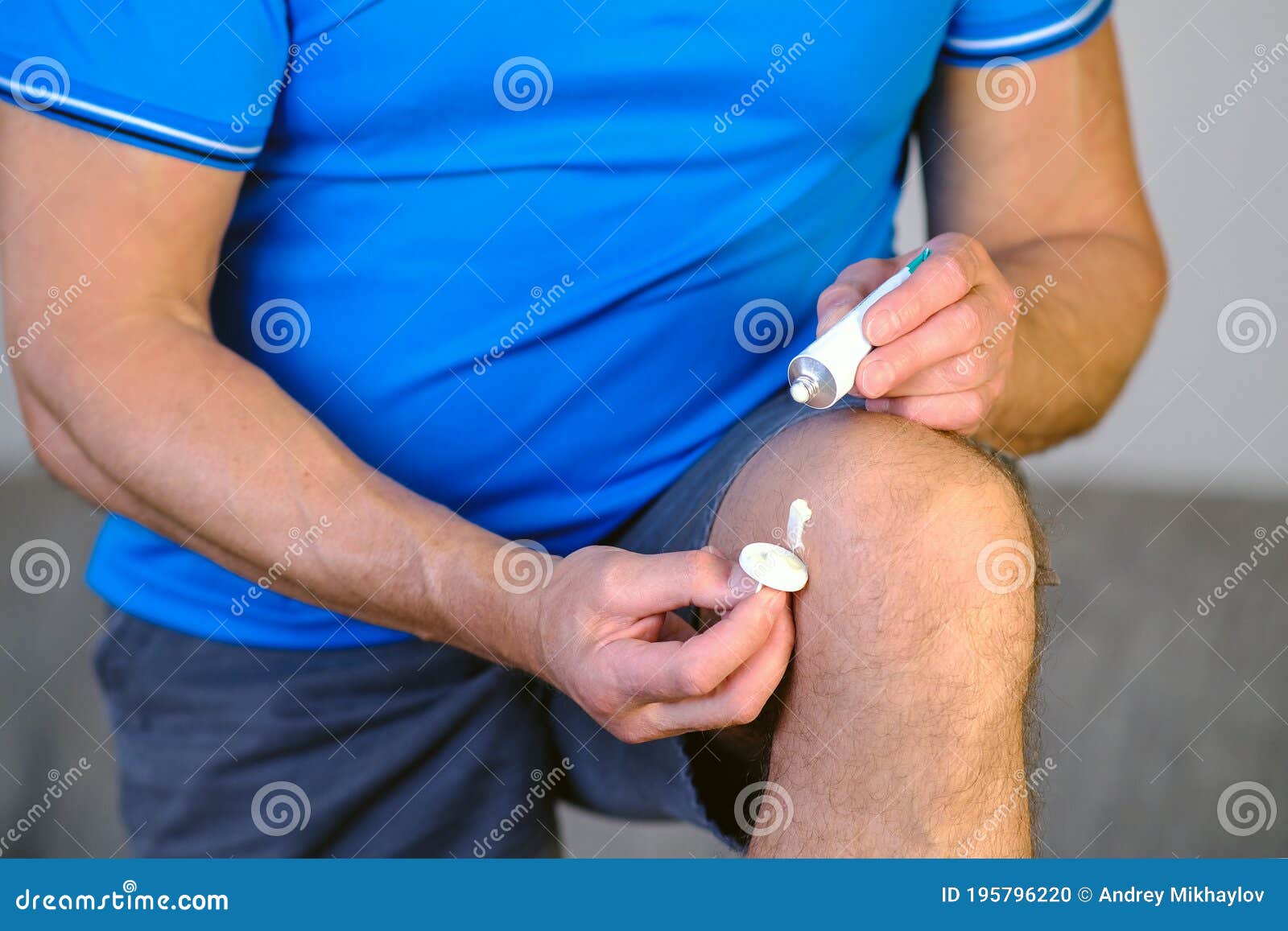 bijgeloof mouw Verder Een Man Smeekt Een Zere Knie Met Zalf Voor De Gewrichten. Stock Foto - Image of pasvorm, munt: 195796220 bijgeloof mouw Verder Een Man Smeekt Een Zere Knie Met Zalf Voor De Gewrichten. Stock Foto - Image of pasvorm, munt: 195796220