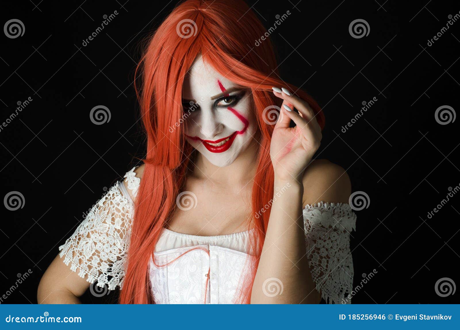 huwelijk Succes wetenschapper Een Meisje in Een Clown Kostuum Met Een Enge Make-up Stock Foto - Image of  haar, vooravond: 185256946