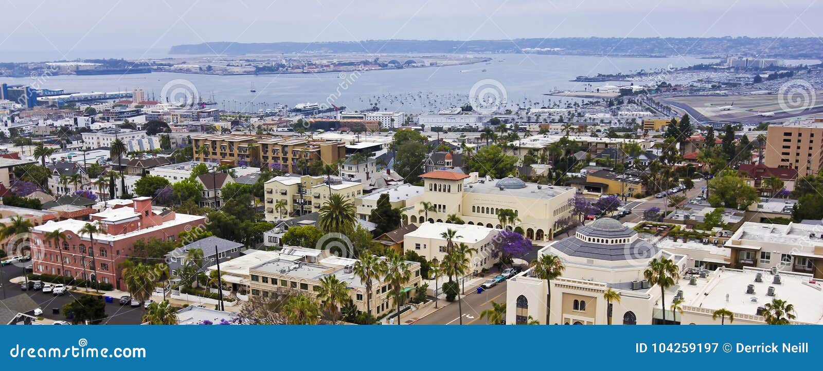 Een Mening van San Diego Bay van Bankiersheuvel, San Diego. SAN DIEGO, CALIFORNIË, 7 JUNI Bankiersheuvel op 7 Juni, 2017, in San Diego, Californië Een Mening van San Diego Bay van Bankiersheuvel in San Diego in Californië