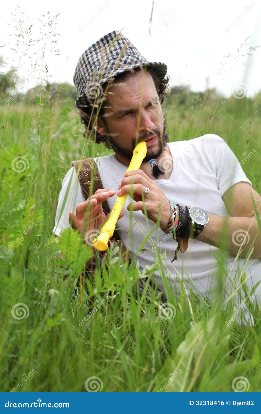 Een Mens Die Zijn Fluit Spelen Stock Foto Image of instrument, groen