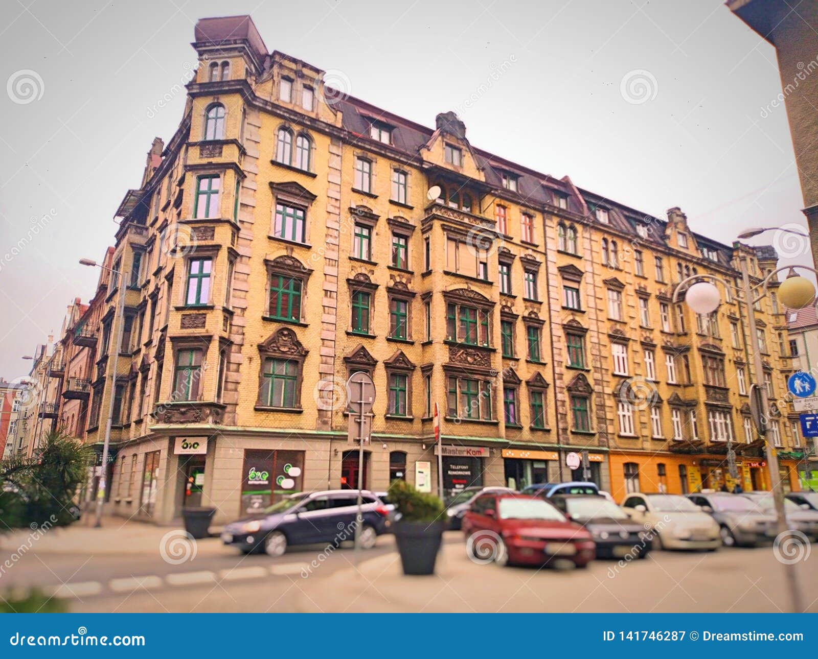 Een monumentaal gebouw met een van breuksteen. Een historisch gebouw met een straatlantaarn op een gele baksteenstraat in Moskou