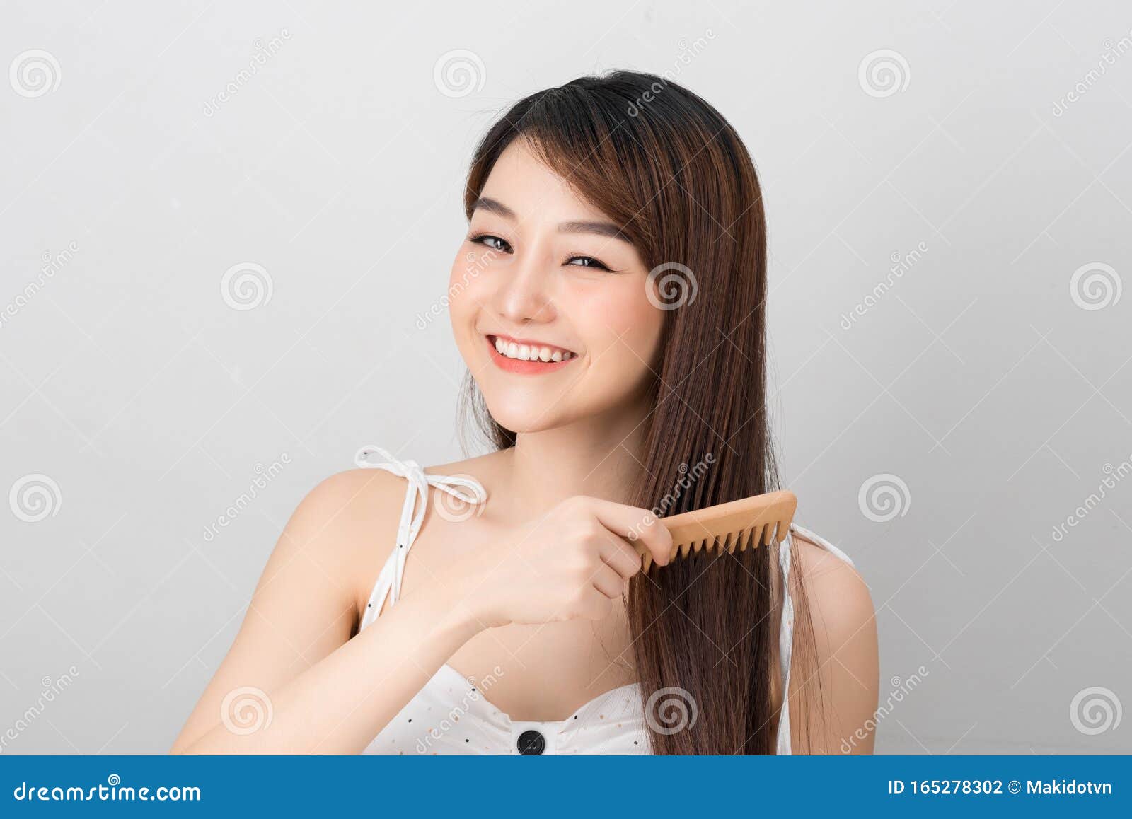 Een Mooi Meisje Kampt Haar Haar Aziatisch Uiterlijk Stock Image manier, lang: 165278302