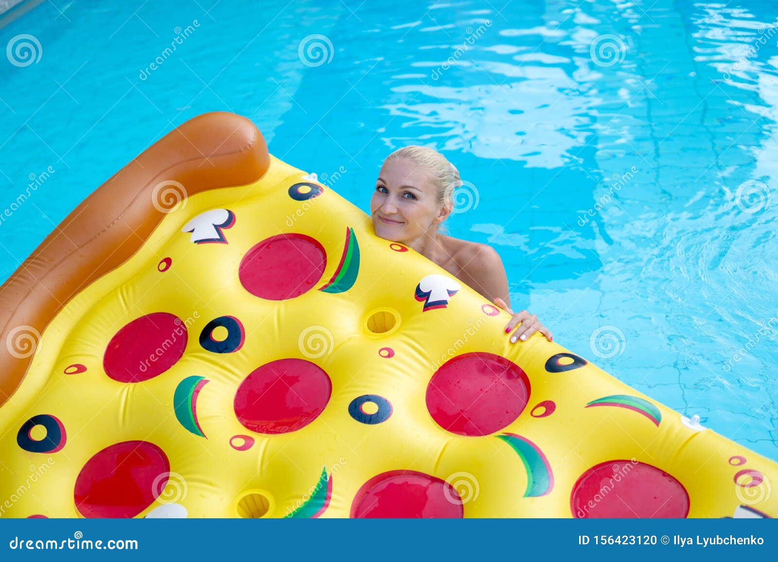 whisky Post impressionisme geduldig Een Mooi Meisje Zit in Een Zwembad Op Een Pizza-achtig Luchtbed in Een  Sjaal Zwempak Stock Foto - Image of banier, matras: 156423120