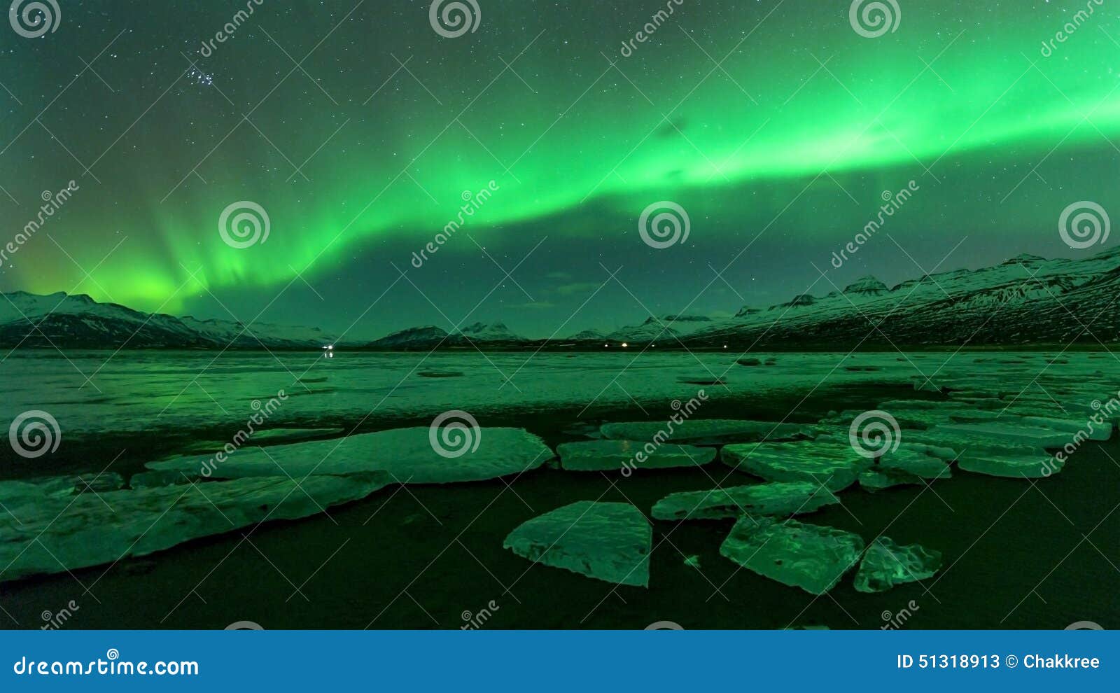 Een mooie groene dageraad die over de Jokulsarlon-lagune, IJsland dansen noordelijke lichten over vliegtuigwrak in IJsland Bevat Lawaai