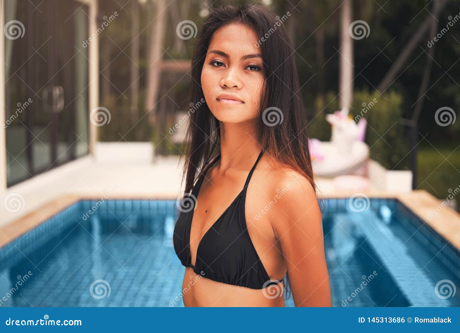 Een Mooie Sexy Jonge Aziatische Oosterse Vrouw Die Een Bikini Dragen En