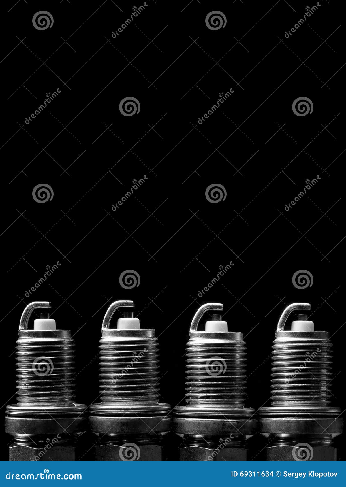 Een Reeks Nieuwe Bougies Van De Auto Stock Foto Image of achtergrond