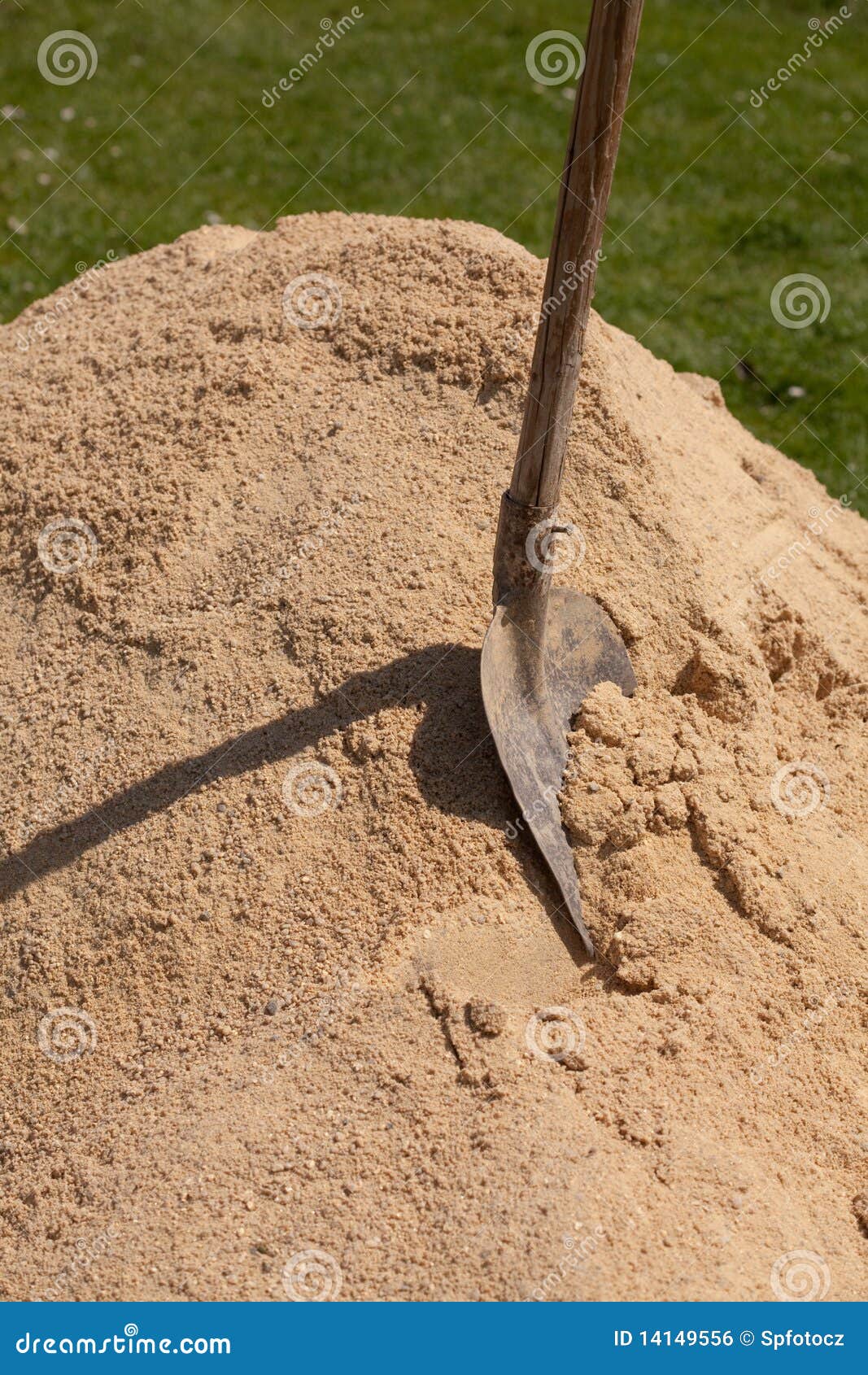 Een schop in een zand. Schop in een stapel van zand bij een bouwwerf