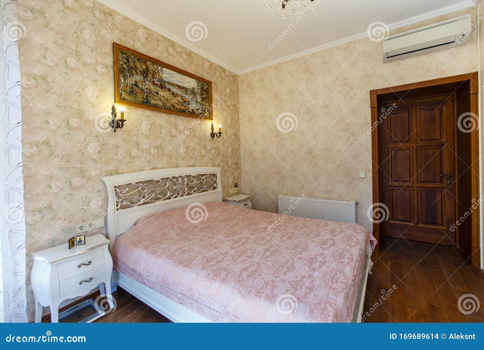 patroon optocht sap Een Slaapkamer in De Provence-stijl Een Groot Wit Bed Met Gebogen Benen En  Rug En Een Roze Bedsprei Stock Foto - Image of woonplaats, pastelkleur:  169689614