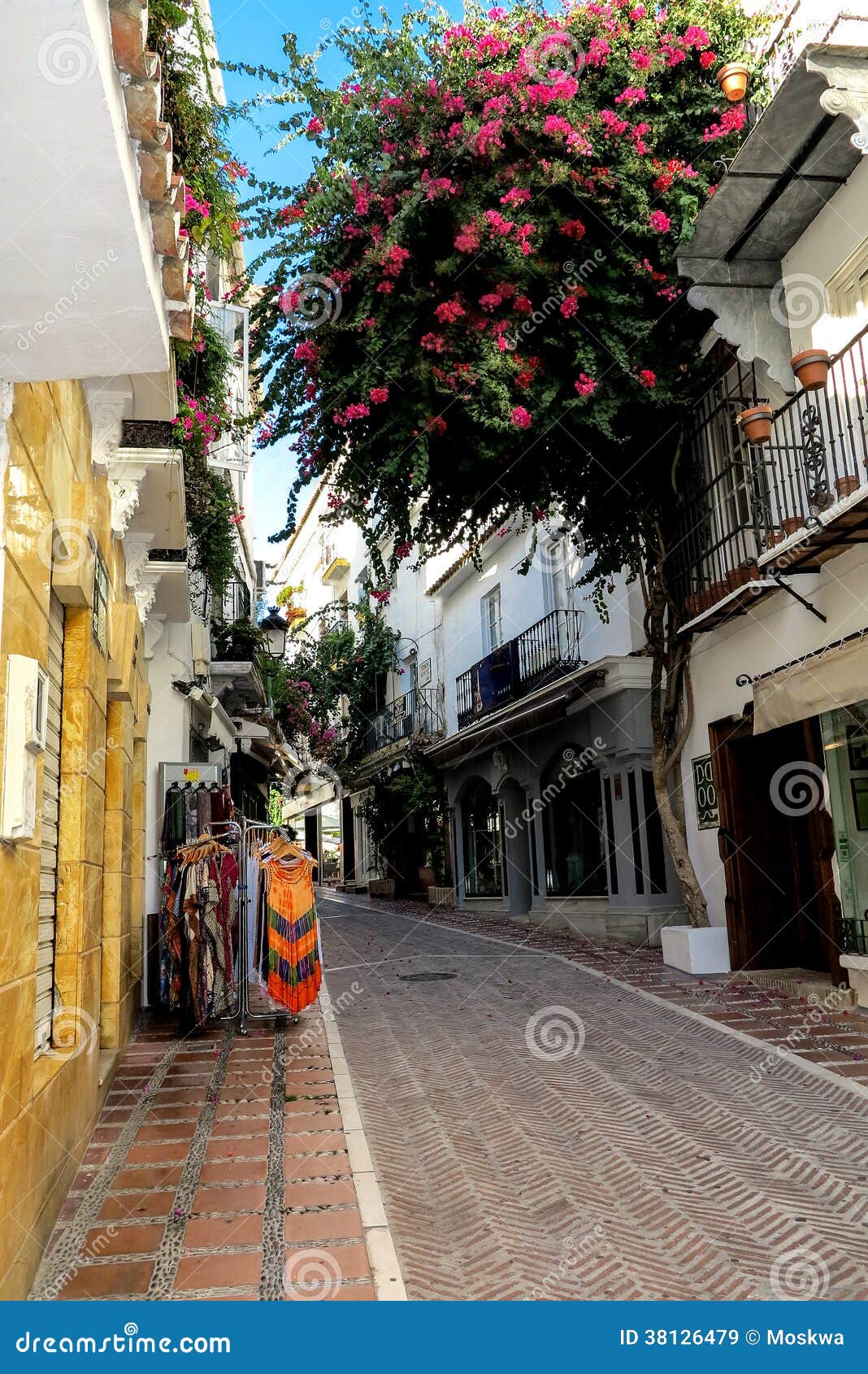 Een Smalle Steeg in Oude Stad Van Marbella, Spanje Stock Afbeelding