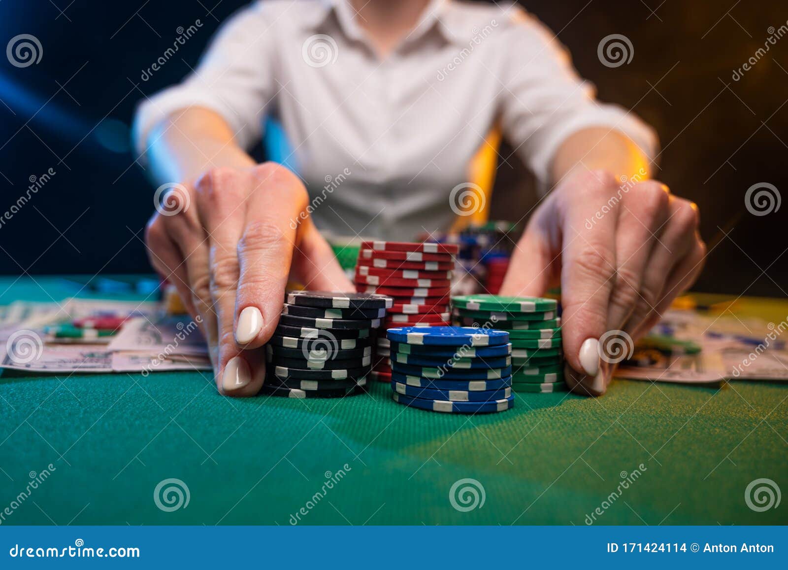 Een Spel in Een Casino, Een Speler Speelt Poker, Voedt Weddenschappen, Risico's Een Zakelijk Spel Stock Foto - Image of kaart: 171424114