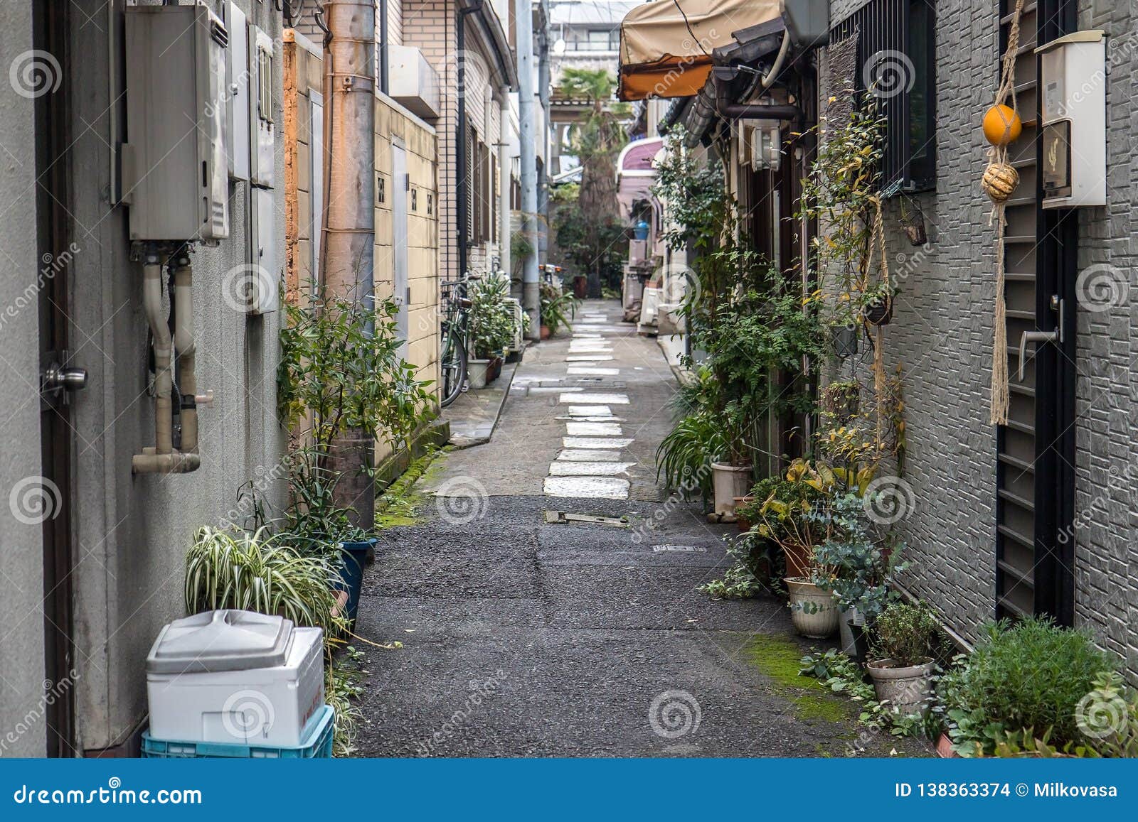 Een Typische Straat In De Japanse Stad Redactionele Stock Afbeelding -  Image Of Mooi, Gevel: 138363374